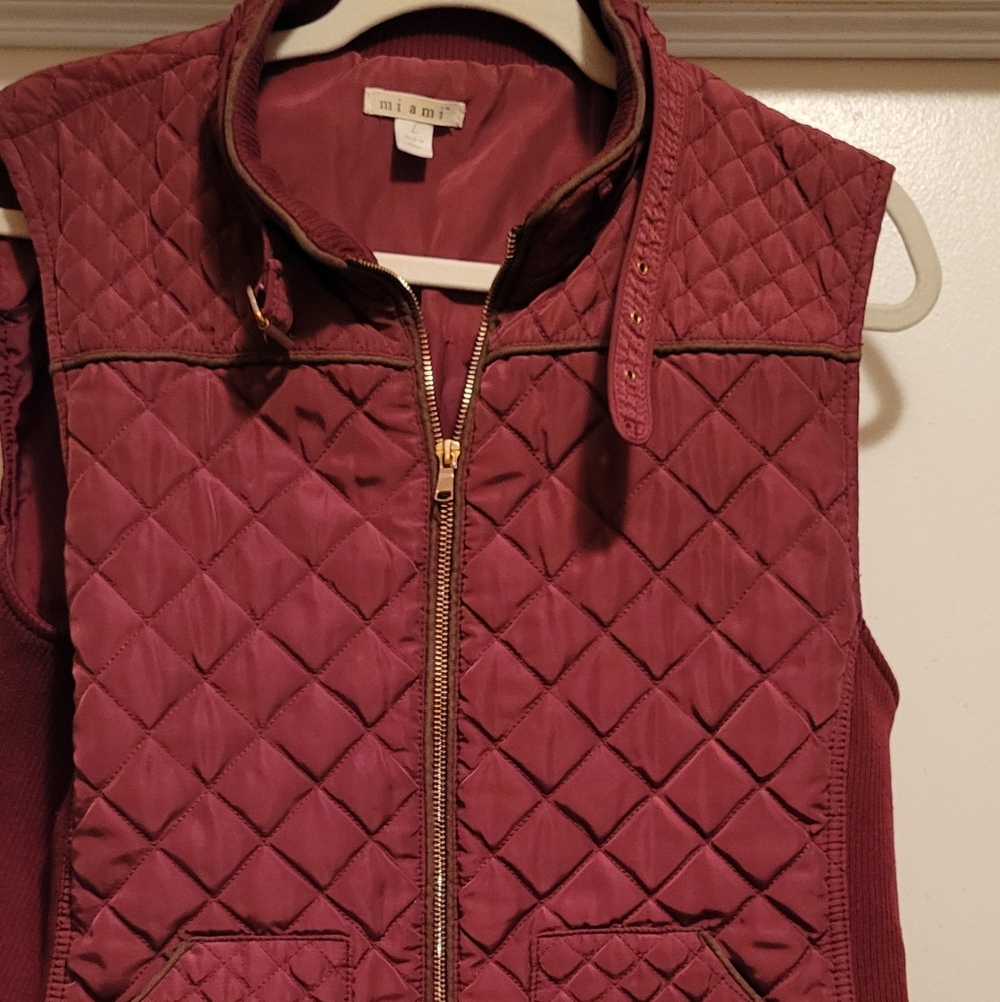 Miami  Vest Womens Burgundy Quilted  Gold Hardware Zip Up Size LARGE